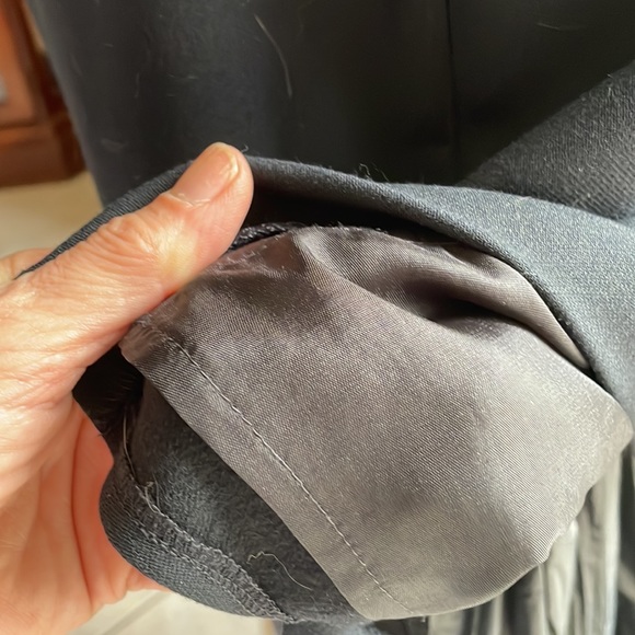 PERFECT DRESS! Ribbed neck, fully lined w small slit in back - Picture 6 of 8